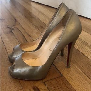 Christian Louboutin Very Prive Peeptoe Pumps